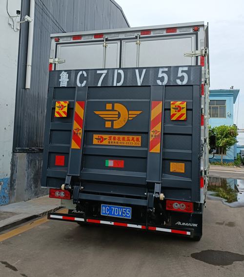 尾板
